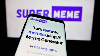 Stuttgart, Almanya - 03-08-2024: Mem jenerasyonu şirketi Superme.ai Inc. 'nin web sitesiyle birlikte iş logosu önünde cep telefonu. Telefon ekranının sol üst kısmına odaklan.