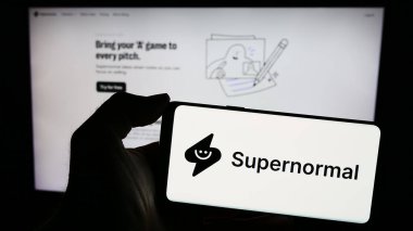 Stuttgart, Almanya - 03-08-2024: Amerikan AI şirketi Supernormal Technologies Inc. 'nin logosu olan cep telefonu sahibi kişi iş sayfasının önünde. Telefon ekranına odaklan.