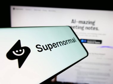 Stuttgart, Almanya - 03-08-2024: Amerikan AI şirketi Supernormal Technologies Inc. 'nin logosunun yer aldığı cep telefonu. Telefon ekranının merkez soluna odaklan.