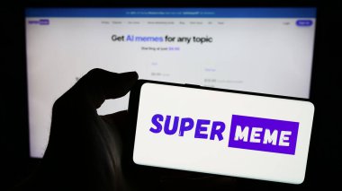 Stuttgart, Almanya - 03-08-2024: Mem jenerasyon şirketi Superme.ai Inc. 'in logosunu taşıyan mobil pofon sahibi kişi iş sayfasının önünde. Telefon ekranına odaklan.