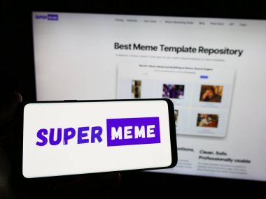 Stuttgart, Almanya - 03-08-2024: İnternet sitesinin önünde mim jenerasyonu şirketi Superme.ai Inc. 'in logosuna sahip kişi. Telefon ekranına odaklan.