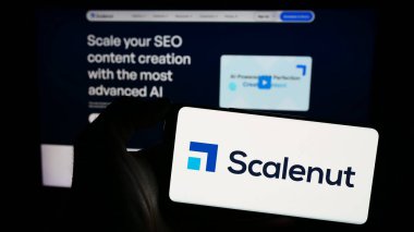 Stuttgart, Almanya - 03-10-2024: Web sitesinin önünde ai SEO platform şirketi Scalenut 'un logosuna sahip kişi. Telefon ekranına odaklan.