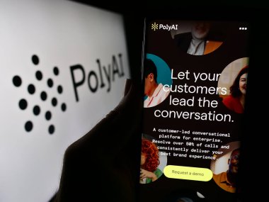 Stuttgart, Almanya - 03-10-2024: Logolu konuşma amaçlı yapay zeka şirketi PolyAI Ltd. 'nin web sayfası ile cep telefonu tutan kişi. Telefon ekranının merkezine odaklan.