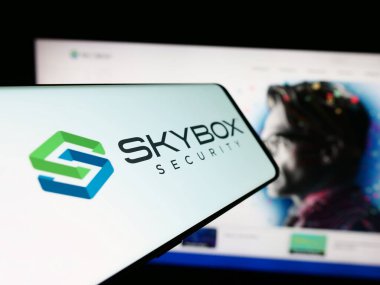 Stuttgart, Almanya - 03-10-2024: Amearican siber güvenlik şirketi Skybox Security Inc. 'in logosuna sahip akıllı telefon. Telefon ekranının merkez soluna odaklan.