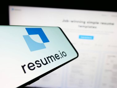 Stuttgart, Almanya - 03-10-2024: Hollandalı özgeçmiş şirketi Resume.io 'nun logosunu taşıyan akıllı telefon işletme web sitesinin önünde. Telefon ekranının merkezine odaklan.