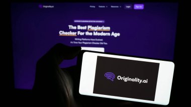 Stuttgart, Almanya - 03-12-2024: İnternet sayfasının önünde Kanadalı eser hırsızlığı kontrol şirketinin logosuna sahip cep telefonu sahibi kişi. Telefon ekranına odaklan.