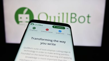 Stuttgart, Almanya - 03-12-2024: ABD 'li yapay zeka yazma şirketi QuillBot' un web sayfalı akıllı telefon. Telefon ekranının sol üst kısmına odaklan.