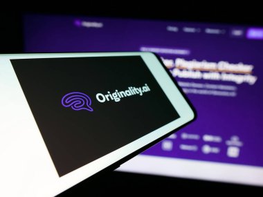 Stuttgart, Almanya - 03-12-2024: Kanadalı eser hırsızlığı kontrol şirketinin logosuna sahip akıllı telefon. Telefon ekranının soluna odaklan.