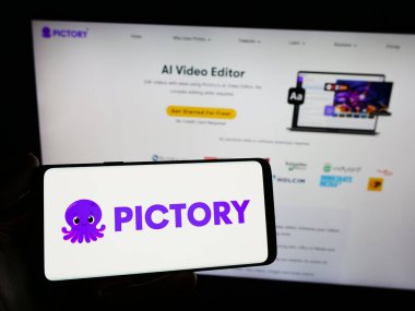 Stuttgart, Almanya - 03-13-2024: İnternet sitesi önünde ABD 'li video oluşturma şirketi Pictory Corp' un logosuna sahip kişi. Telefon ekranına odaklan.