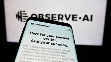 Stuttgart, Almanya - 03-13-2024: Logo önünde yapay zeka iletişim merkezi Observer 'ın web sitesi ile cep telefonu. Telefon ekranının sol üst kısmına odaklan.