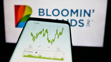 Stuttgart, Almanya - 03-13-2024: İş logosu önünde ABD 'li restoran holding şirketi Bloomin' Brand Inc. 'in web sitesi ile cep telefonu. Telefon ekranının sol üst kısmına odaklan.