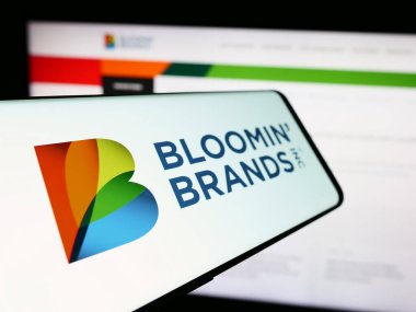 Stuttgart, Almanya - 03-13-2024: Ticari web sitesi önünde Bloomin 'Brands Inc.' in logosuna sahip akıllı telefon. Telefon ekranının soluna odaklan.