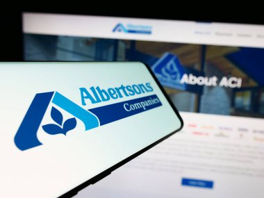 Stuttgart, Almanya - 03-13-2024: İnternet sitesi önünde üzerinde Amerikan market perakende şirketi Albertsons Company 'nin logosu bulunan cep telefonu. Telefon ekranının merkez soluna odaklan.