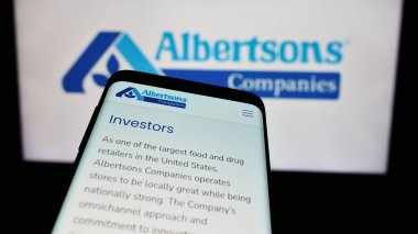 Stuttgart, Almanya - 03-13-2024: ABD 'li market perakende şirketi Albertsons Şirketleri A.Ş.' nin internet sayfası ile ticaret logosu önünde akıllı telefon. Telefon ekranının sol üst kısmına odaklan.