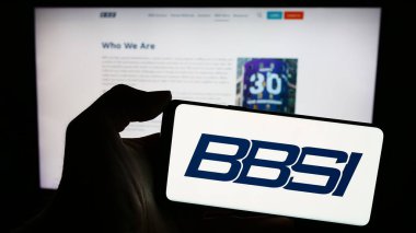 Stuttgart, Almanya - 03-13-2024: İnternet sitesi önünde danışmanlık şirketi Barrett Business Services Inc. (BBSI) logosuna sahip kişi. Telefon ekranına odaklan.
