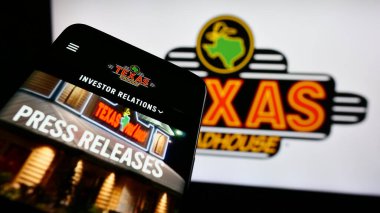 Stuttgart, Almanya - 03-13-2024: İş logosu önünde ABD 'li biftek lokantası şirketi Texas Roadhouse Inc.' in web sitesi ile akıllı telefon. Telefon ekranının sol üst kısmına odaklan.
