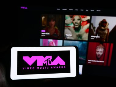 Stuttgart, Almanya - 03-19-2024: Web sitesi önünde ödül töreni MTV Video Müzik Ödülleri (VMA) logosu taşıyan kişi. Telefon ekranına odaklan.