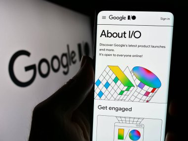 Stuttgart, Almanya - 03-19-2024: Yıllık geliştirme konferansının web sayfası olan akıllı telefon sahibi şirket logosu önünde Google IO. Telefon ekranının merkezine odaklan.