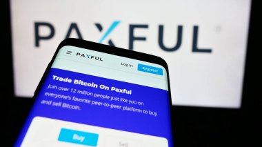 Stuttgart, Almanya - 03-19-2024: İş logosu önünde ABD 'li kripto şirketi Paxful Inc.' nin web sitesi ile akıllı telefon. Telefon ekranının sol üst kısmına odaklan.