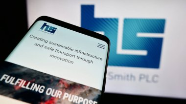 Stuttgart, Almanya - 03-20-2024: İngiliz altyapı şirketi Hill ve Smith plc 'in web sayfalı akıllı telefon iş logosu önünde. Telefon ekranının sol üst kısmına odaklan.