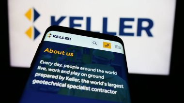 Stuttgart, Almanya - 03-23-2024: İş logosu önünde jeoteknik mühendisliği şirketi Keller Group plc 'nin web sitesi bulunan cep telefonu. Telefon ekranının sol üst kısmına odaklan.