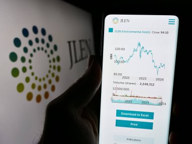 Stuttgart, Almanya - 03-23-2024: JLEN Çevre Varlıkları Grubu Limited şirketinin web sitesi ile akıllı telefon sahibi kişi logonun önünde. Telefon ekranının merkezine odaklan.