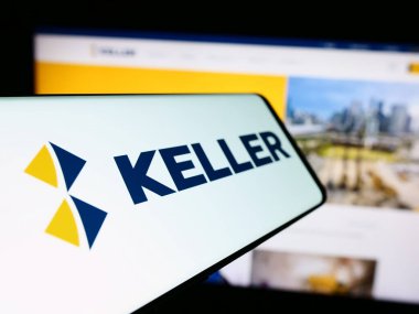 Stuttgart, Almanya - 03-23-2024: Jeoteknik mühendislik şirketi Keller Group plc 'nin logosunun yer aldığı akıllı telefon. Telefon ekranının soluna odaklan.