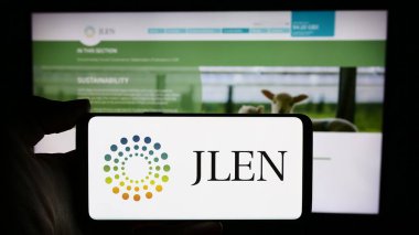 Stuttgart, Almanya - 03-23-2024: İş sayfası önünde JLEN Çevre Varlıkları Grubu Limited şirketinin logosuna sahip cep telefonu sahibi kişi. Telefon ekranına odaklan.