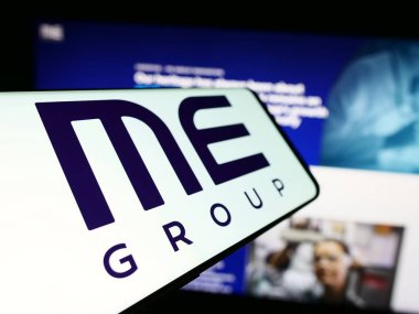 Stuttgart, Almanya - 03-25-2024: İngiliz otomat firması ME Group International plc 'in logosuyla birlikte cep telefonu. Telefon ekranının soluna odaklan.