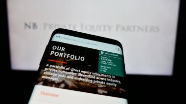 Stuttgart, Almanya - 03-25-2024: İngiliz şirketi NB Private Equity Partners Ltd. (NBPE) 'nin web sitesi ile birlikte cep telefonu logosu önünde. Telefon ekranının sol üst kısmına odaklan.