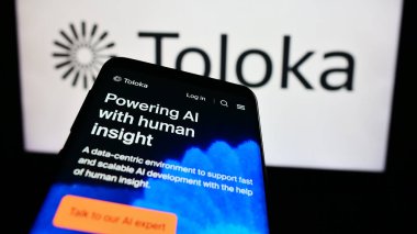 Stuttgart, Almanya - 03-25-2024: İş logosu önünde suni istihbarat şirketi Toloka AI BV 'nin web sitesine sahip akıllı telefon. Telefon ekranının sol üst kısmına odaklan.