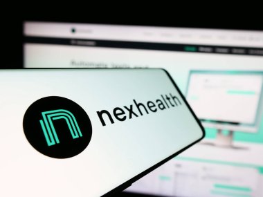 Stuttgart, Almanya - 03-28-2024: Amerikan sağlık yazılım şirketi NexHealth Inc. 'in logosuyla birlikte cep telefonu. Telefon ekranının soluna odaklan.