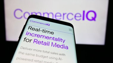 Stuttgart, Almanya - 03-28-2024: Ticari logo önünde ABD 'li e-ticaret yönetim şirketi CommerceIQ Inc.' in web siteli akıllı telefon. Telefon ekranının sol üst kısmına odaklan.