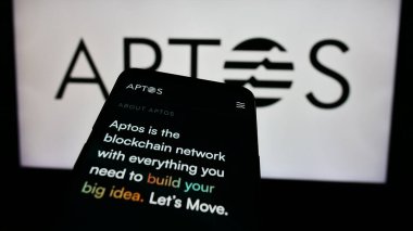 Stuttgart, Almanya - 03-28-2024: Protokol geliştirme kuruluşu Aptos Foundation 'ın web sitesi ile birlikte iş logosu önünde cep telefonu. Telefon ekranının sol üst kısmına odaklan.