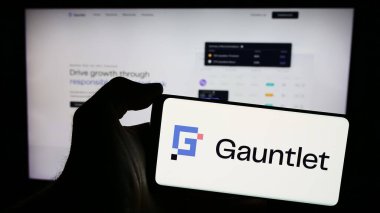 Stuttgart, Almanya - 03-28-2024: İnternet sayfasının önünde Amerikan DeFi çözüm şirketi Gauntlet Networks Inc. 'in logosuna sahip cep telefonu sahibi kişi. Telefon ekranına odaklan.