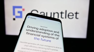 Stuttgart, Almanya - 03-28-2024: İş logosu önünde ABD 'li DeFi çözüm şirketi Gauntlet Networks Inc.' in web sitesi ile akıllı telefon. Telefon ekranının sol üst kısmına odaklan.