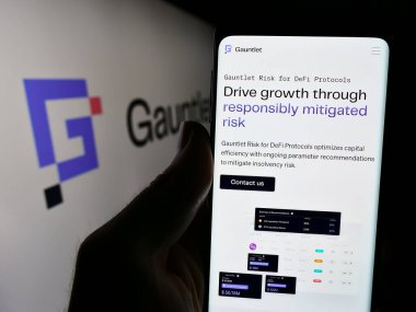 Stuttgart, Almanya - 03-28-2024: ABD 'li DeFi çözüm şirketi Gauntlet Networks Inc.' in web sayfası ile logo önünde cep telefonu tutan kişi. Telefon ekranının merkezine odaklan.