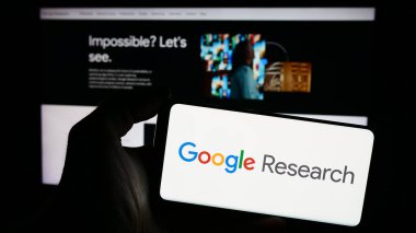 Stuttgart, Almanya - 04-02-2024: İnternet sitesi önünde ABD 'li teknoloji şirketi Google Research' ün logosuna sahip kişi. Telefon ekranına odaklan.