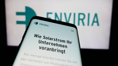 Stuttgart, Almanya - 04-02-2024: Alman güneş enerjisi şirketi ENVIRIA Energy Holding GmbH 'in web sitesine sahip akıllı telefon iş logosu önünde. Telefon ekranının sol üst kısmına odaklan.