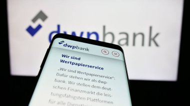 Stuttgart, Almanya - 04-02-2024: Şirket logosu önünde Deutsche WertPapierService Bank AG (dwpbank) web sitesi bulunan cep telefonu. Telefon ekranının sol üst kısmına odaklan.