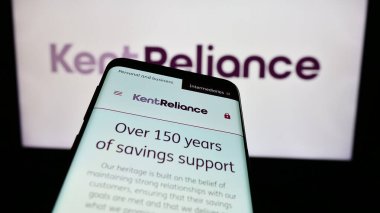 Stuttgart, Almanya - 04-02-2024: İngiliz finans hizmetleri şirketi Kent Reliance 'in web sitesi ile birlikte ticaret logosu önünde akıllı telefon. Telefon ekranının sol üst kısmına odaklan.