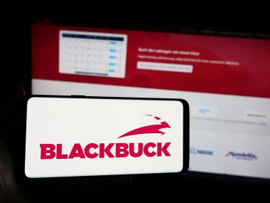 Stuttgart, Almanya - 04-02-2024: Zinka Lojistik Çözümleri Şirketi Pv. Ltd. (BlackBuck) Web sayfasının önünde. Telefon ekranına odaklan.
