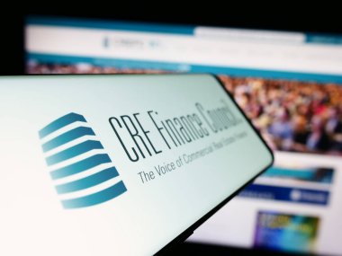 Stuttgart, Almanya - 04-04-2024: Ticari dernek CRE Finans Konseyi (BREFC) logosuna sahip akıllı telefon iş web sitesi önünde. Telefon ekranının soluna odaklan.