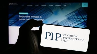 Stuttgart, Almanya - 04-04-2024: İngiliz Pantheon International plc (PIP) şirketinin logosuna sahip cep telefonu sahibi kişi iş sayfasının önünde. Telefon ekranına odaklan.