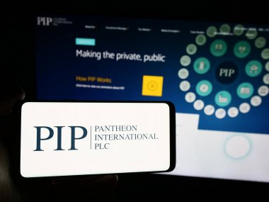 Stuttgart, Almanya - 04-04-2024: İngiliz Pantheon International plc (PIP) şirketinin logosuna sahip akıllı telefon sahibi kişi web sitesinin önünde. Telefon ekranına odaklan.