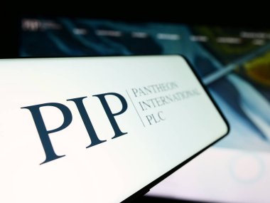 Stuttgart, Almanya - 04-04-2024: İngiliz Pantheon International plc (PIP) şirketinin logosuna sahip akıllı telefon. Telefon ekranının soluna odaklan.