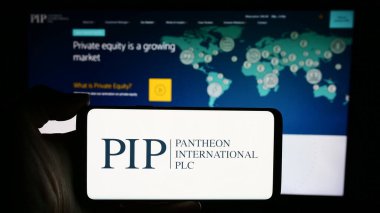Stuttgart, Almanya - 04-04-2024: İngiliz Pantheon International plc (PIP) şirketinin logosuna sahip cep telefonu sahibi kişi iş sayfası önünde. Telefon ekranına odaklan.