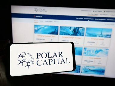 Stuttgart, Almanya - 04-04-2024: İngiliz Polar Capital Technology Trust plc şirketinin logosuyla cep telefonu sahibi kişi iş sayfasının önünde. Telefon ekranına odaklan.