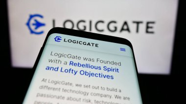 Stuttgart, Almanya - 04-05-2024: ABD risk yönetimi teknolojisi Compnay LogicGate Inc. 'in yer aldığı web siteli akıllı telefon. Telefon ekranının sol üst kısmına odaklan.