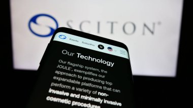Stuttgart, Almanya - 04-05-2024: İş logosu önünde ABD 'li tıbbi cihaz şirketi Sciton Inc.' in web sitesi ile cep telefonu. Telefon ekranının sol üst kısmına odaklan.